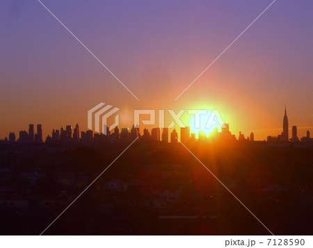 ニューヨークの背後に昇る朝日 7128590