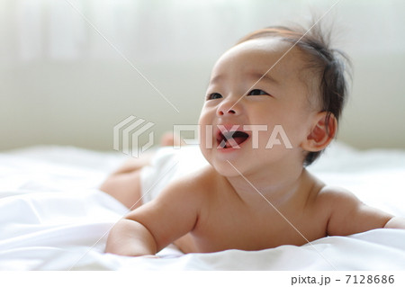裸で笑顔の赤ちゃん 裸で笑顔の赤ちゃん 7128686