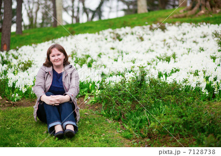 Pretty young girl with white hyacinths 7128738
