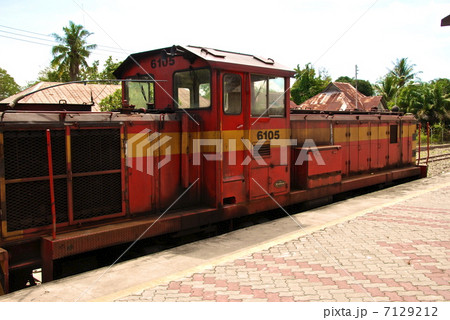 停車中の赤いディーゼル機関車（東マレーシア／ボルネオ島） 7129212