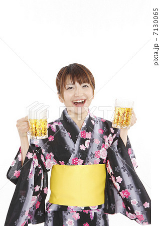 浴衣とビールの若い女性 浴衣とビールの若い女性 7130065