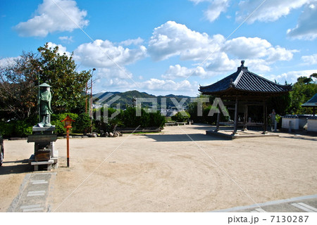 淡路島七福神の一 長林寺の「お大師像(左)」と「鐘楼(右)」(淡路島/兵庫県洲本市五色町都志万才) 淡路島七福神の一 長林寺の「お大師像(左)」と「鐘楼(右)」(淡路島/兵庫県洲本市五色町都志万才) 7130287