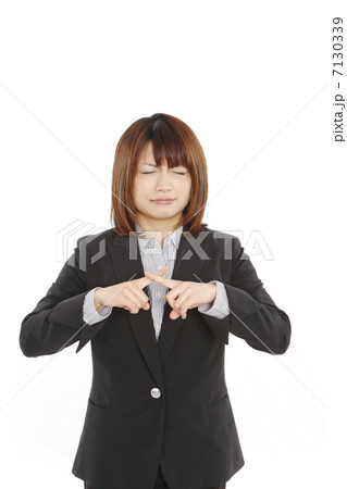 NGサインを出すOL 7130339