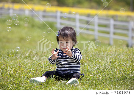 シャボン玉と女の子 シャボン玉と女の子 7131973