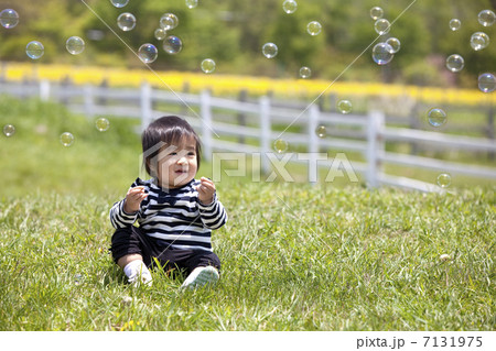 シャボン玉と女の子 シャボン玉と女の子 7131975