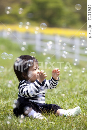 シャボン玉の中の女の子 シャボン玉の中の女の子 7131989
