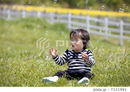 シャボン玉と女の子 シャボン玉と女の子 7131991