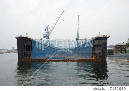 神戸港から見える造船所のドック（神戸市中央区） 7132080