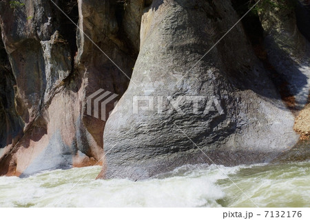 自然風景・片品川渓谷の岩壁・横位置 7132176