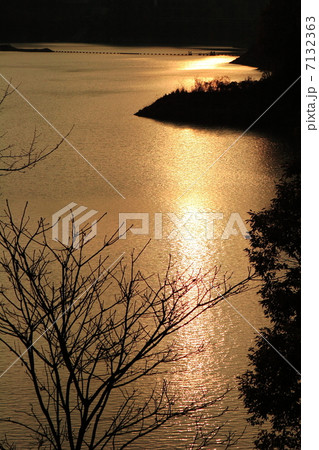 西日に煌めく小渋湖風景 西日に煌めく小渋湖風景 7132363