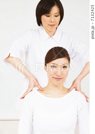 マッサージを受ける女性 7132425