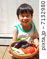 子供と夏野菜 7132980