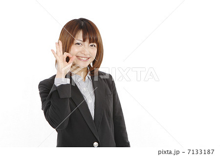 グッドサインをする若い女性 グッドサインをする若い女性 7133187