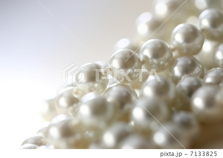 String of white pearls 7133825
