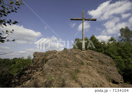 Cross at the volcano crater lake Windsborn (Vulkaneifel, Germany Cross at the volcano crater lake Windsborn (Vulkaneifel, Germany 7134104