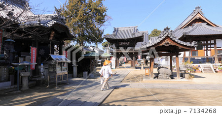 四国霊場第53番札所「圓明寺」大師堂、中門、鐘楼 7134268