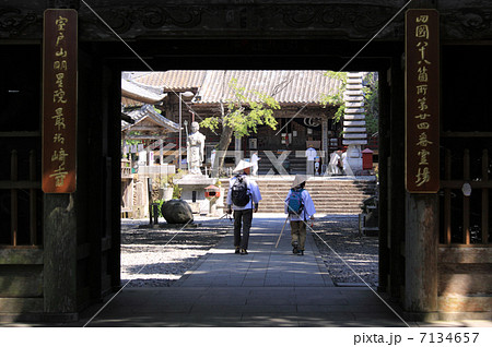 四国霊場第24番札所「最御崎寺」仁王門から本堂を見る 7134657