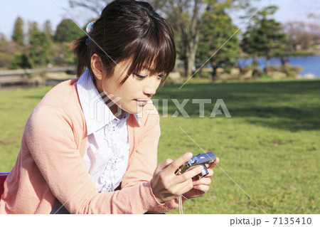 コンパクトデジカメと若い女性 コンパクトデジカメと若い女性 7135410