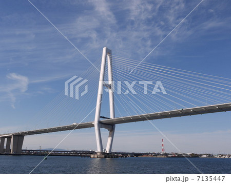 名古屋港に架かる名港中央橋の景色 7135447