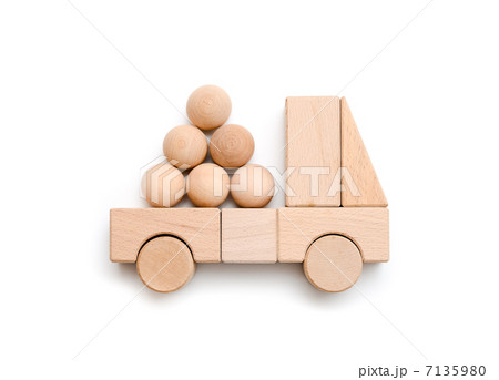 荷物を運ぶ車の写真素材