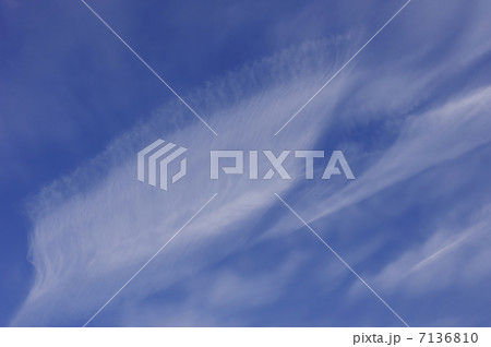 風に流される飛行機雲 7136810