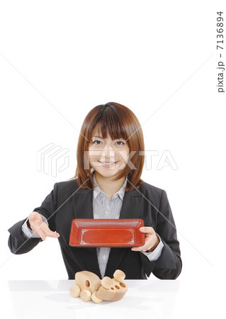 交通事故で悩む若い女性 7136894