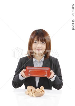 交通事故で悩む若い女性 7136897