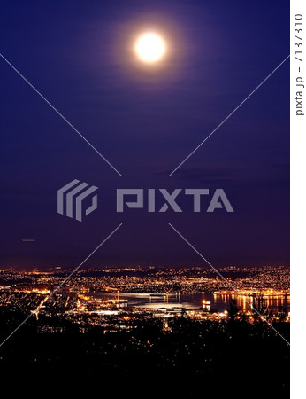 ぼやけたでかい月とバンクーバーの夜景 7137310