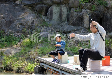 釣りを楽しむ親子 釣りを楽しむ親子 7137432