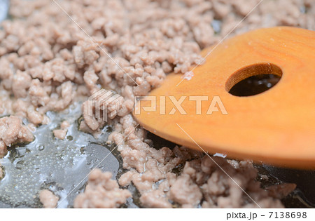 ひき肉を炒める 7138698