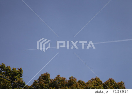 一筋の飛行機雲 7138914