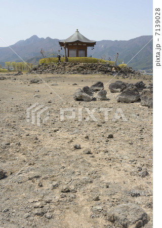 渇水した河口湖と六角堂 7139028