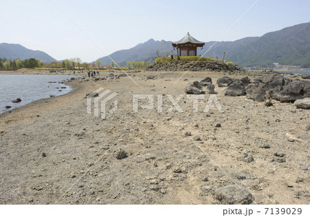 渇水した河口湖と六角堂 7139029