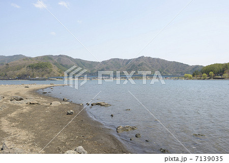 渇水している河口湖 渇水している河口湖 7139035