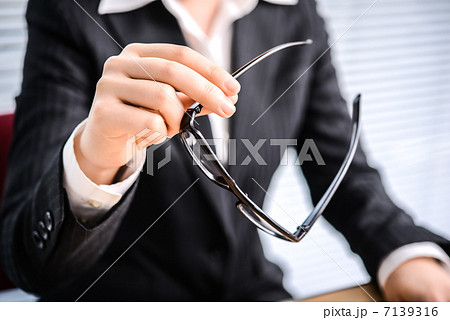 眼鏡と女性会社員 7139316