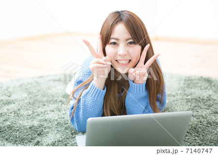 コンピューターを使う女性 7140747