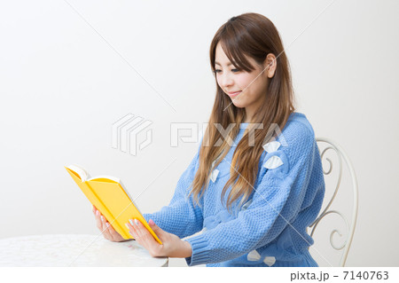本を読む女性 7140763