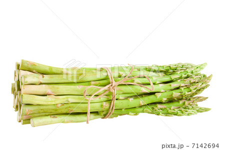pack of green asparagus sprouts 7142694