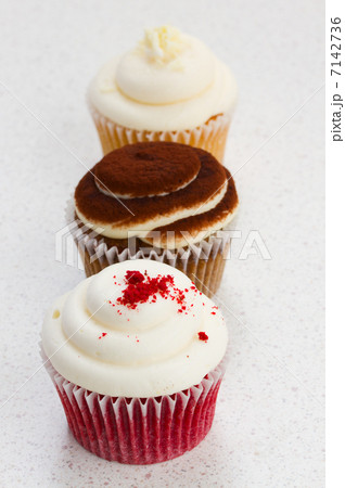 row of cupcakes 7142736