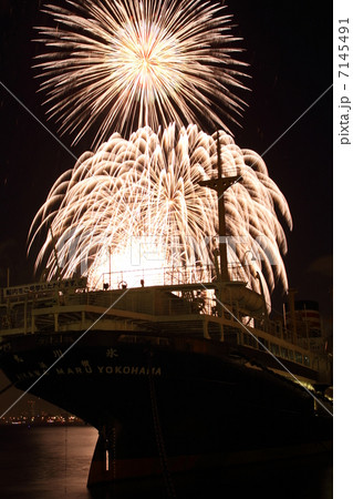 2012横浜スパークリングトワイライトの花火　山下公園前海上 7145491