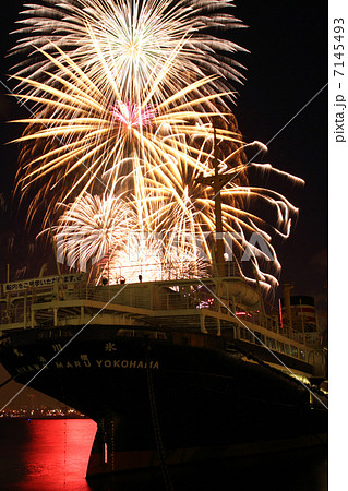 2012横浜スパークリングトワイライトの花火 山下公園前海上 2012横浜スパークリングトワイライトの花火 山下公園前海上 7145493