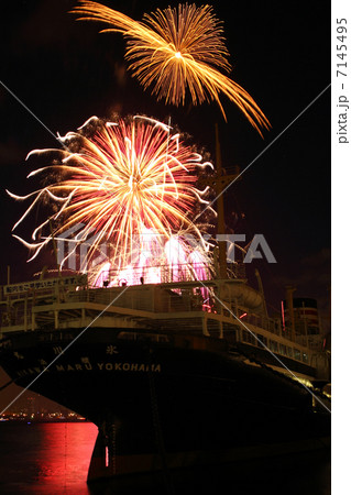 2012横浜スパークリングトワイライトの花火　山下公園前海上 7145495