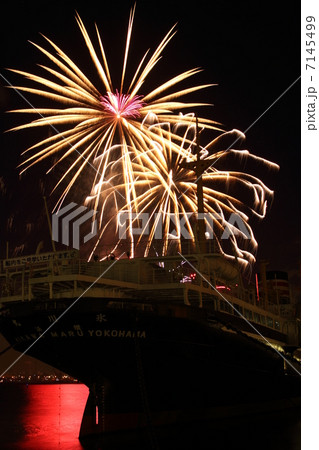 2012横浜スパークリングトワイライトの花火　山下公園前海上 7145499