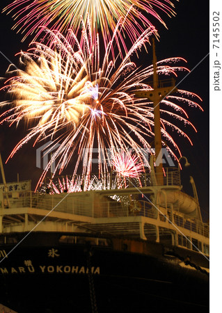 2012横浜スパークリングトワイライトの花火 山下公園前海上 2012横浜スパークリングトワイライトの花火 山下公園前海上 7145502