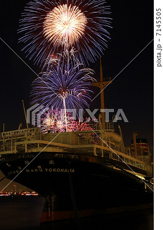 2012横浜スパークリングトワイライトの花火 山下公園前海上 2012横浜スパークリングトワイライトの花火 山下公園前海上 7145505