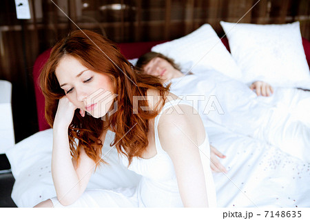 couple in disagreement in bedroom 7148635