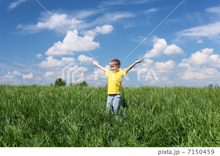 little boy outdoors 7150459