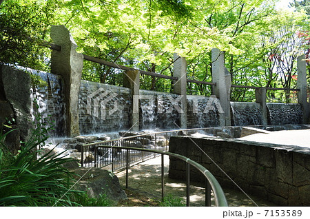 蚕糸の森公園の滝 7153589
