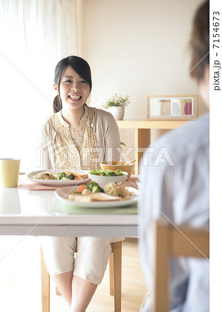 カップルの朝食風景 7154673