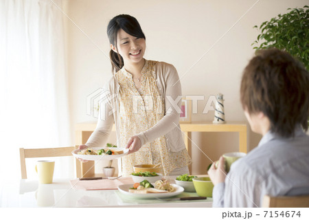 カップルの朝食風景 7154674